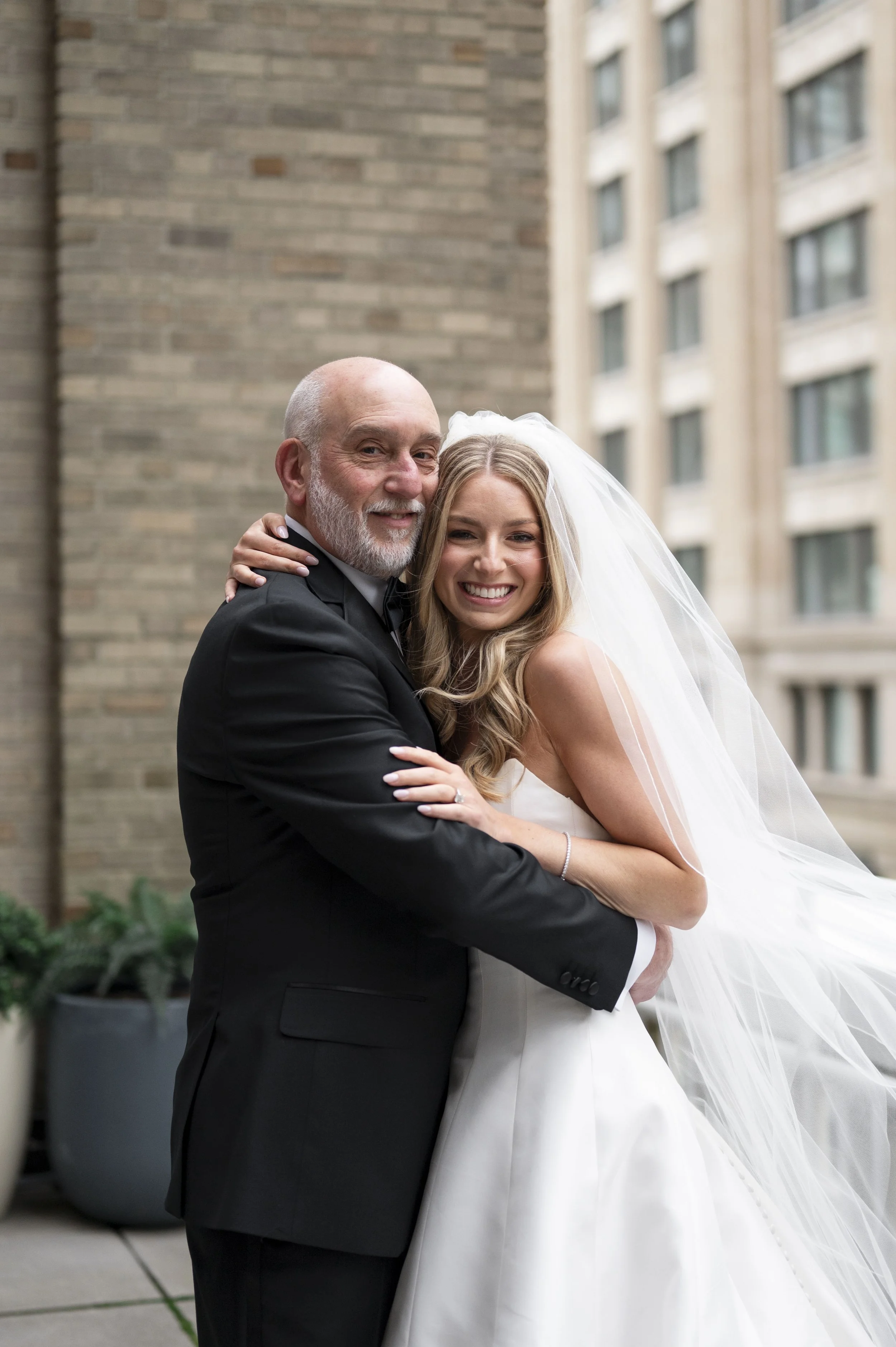 bride's first look with her dad