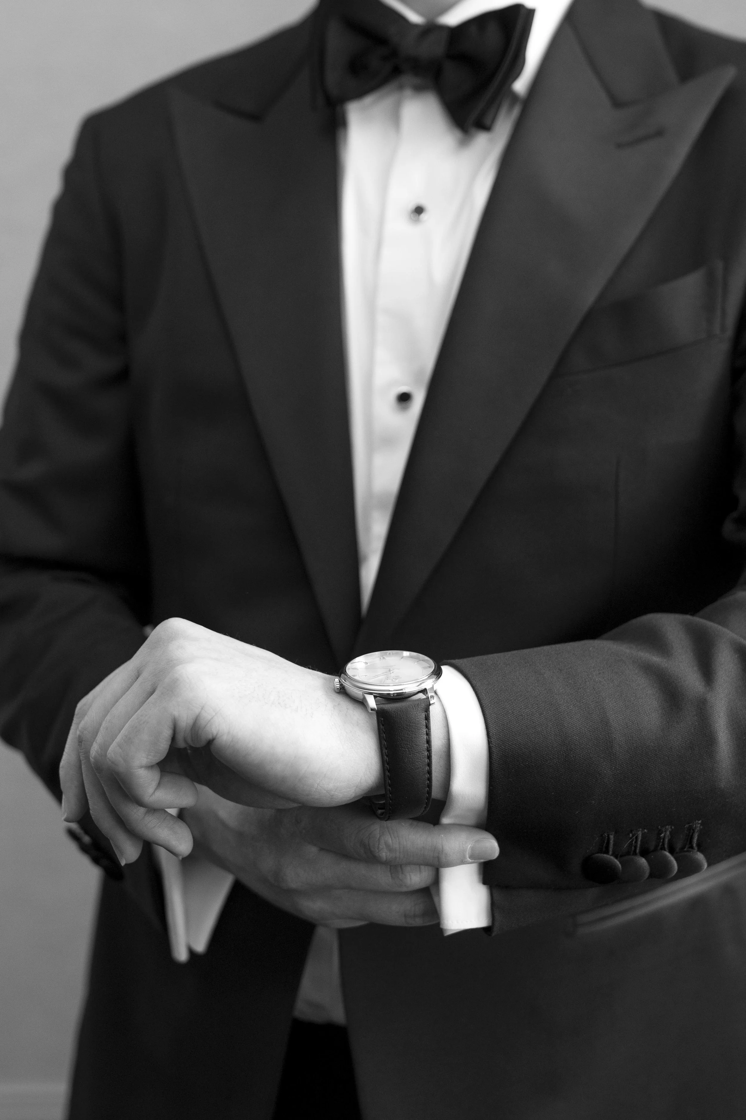 detail of hands and cufflinks of a groom 
