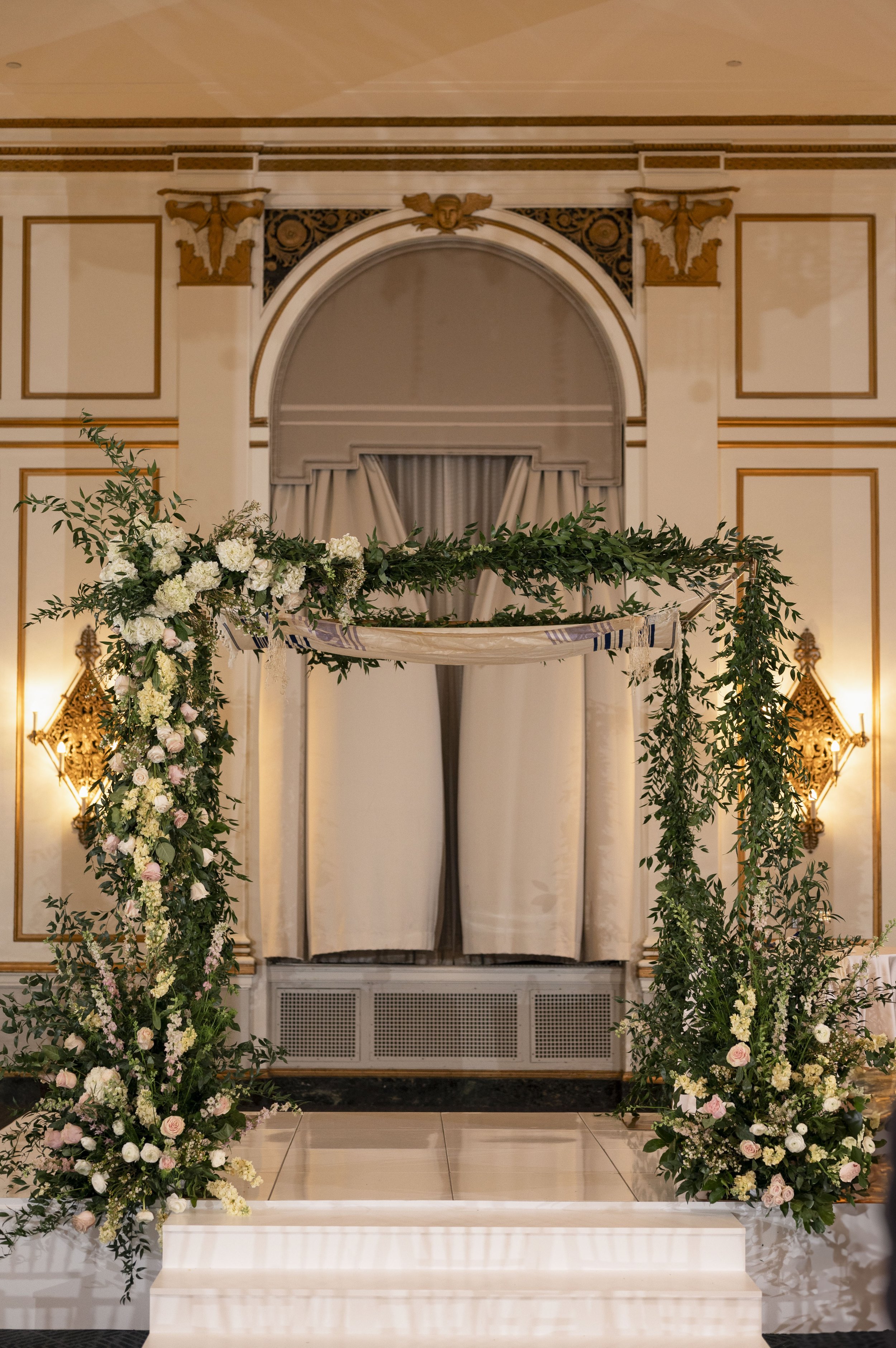 ceremony area for a jewish wedding in park plaza