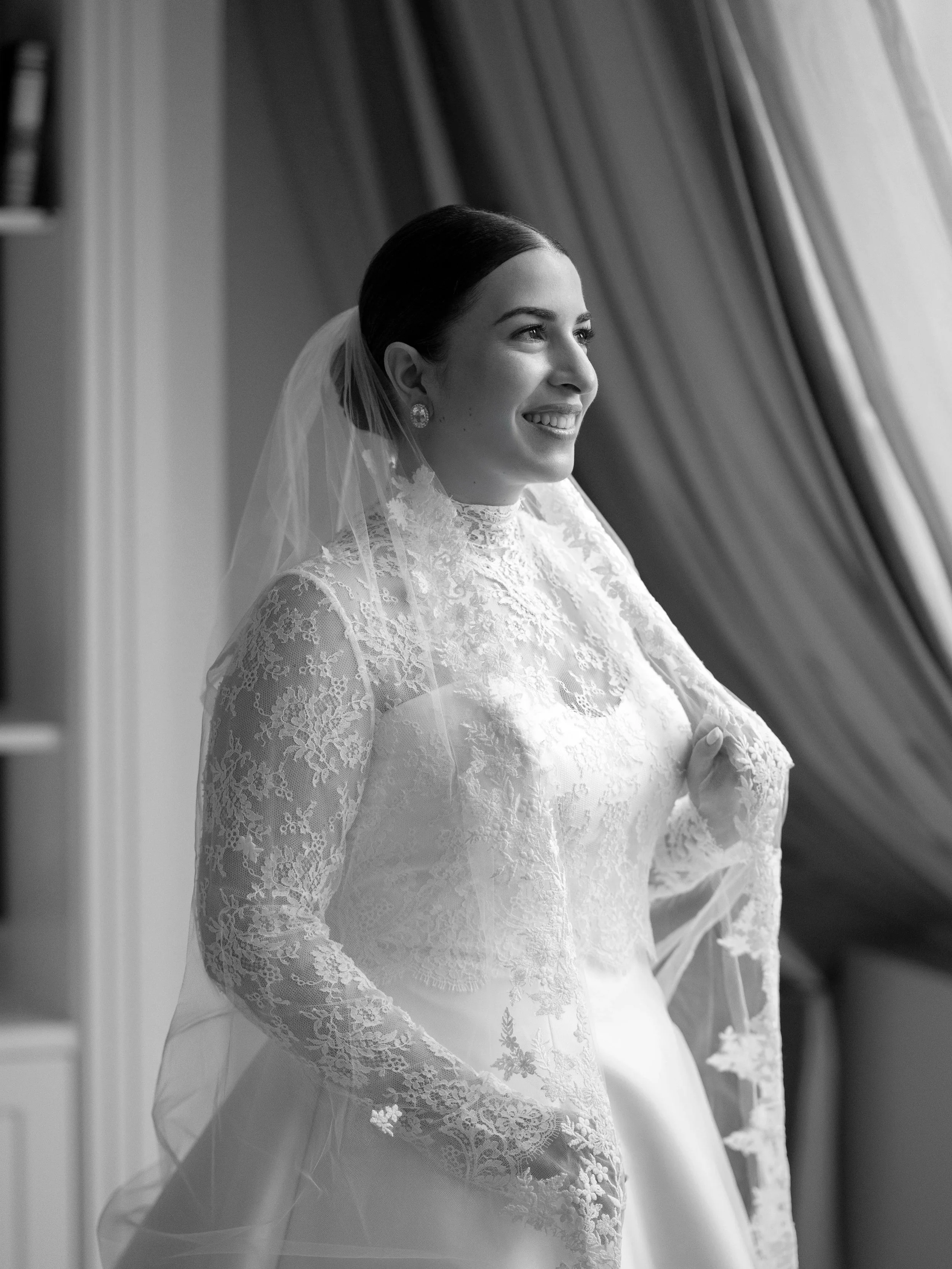 Dulce Getting Ready Moments 🤍

Some brides choose to spend the morning surrounded by a room full of laughter and lifelong friends. Others, like Dulce, embrace a quieter, more intimate beginning.

There is something incredibly elegant about slowing d
