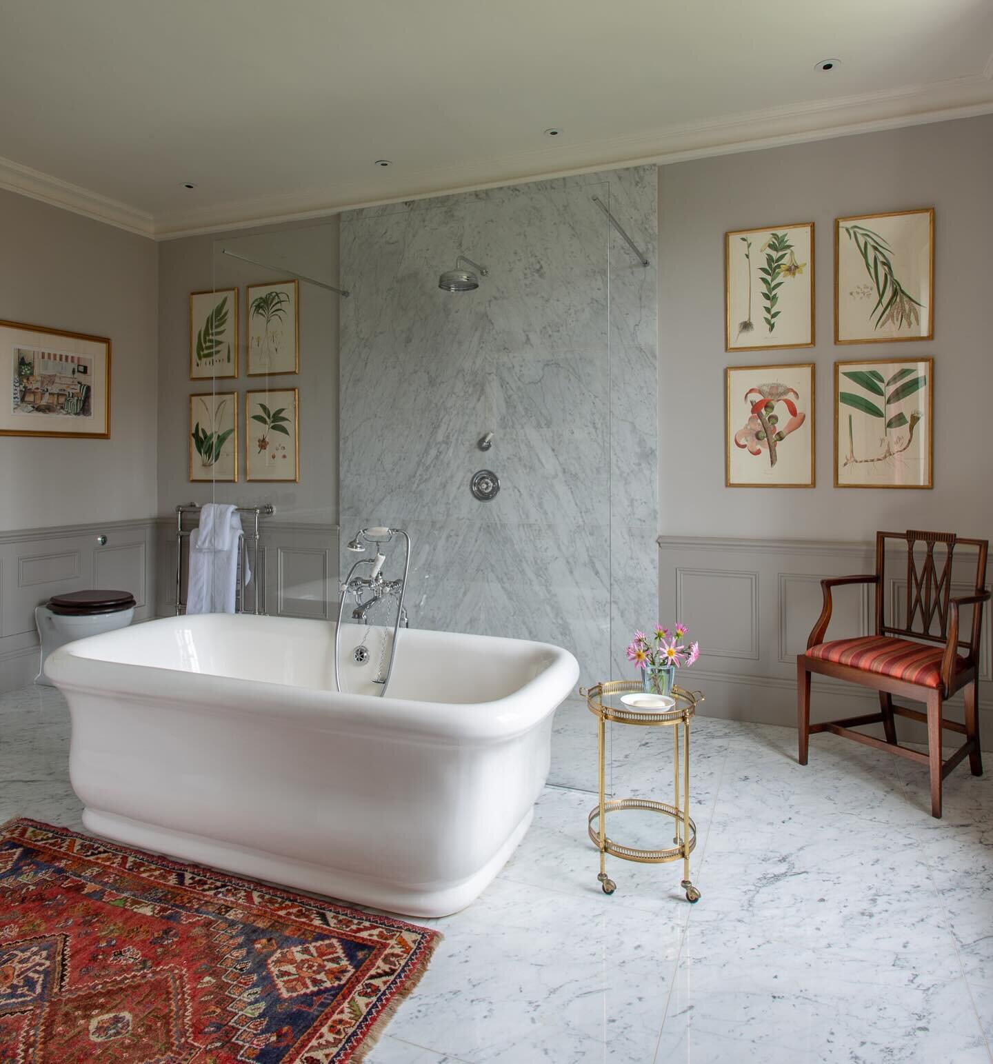 Bathing beauty.  Decorating a bathroom with interesting art and decorative details such as a rug can make it cosy rather than clinical. 📸 @marknicholson.photographer #bathroomdesign #marble #bathroomdecor #howwedwell #interiordesign #naturalstone #e