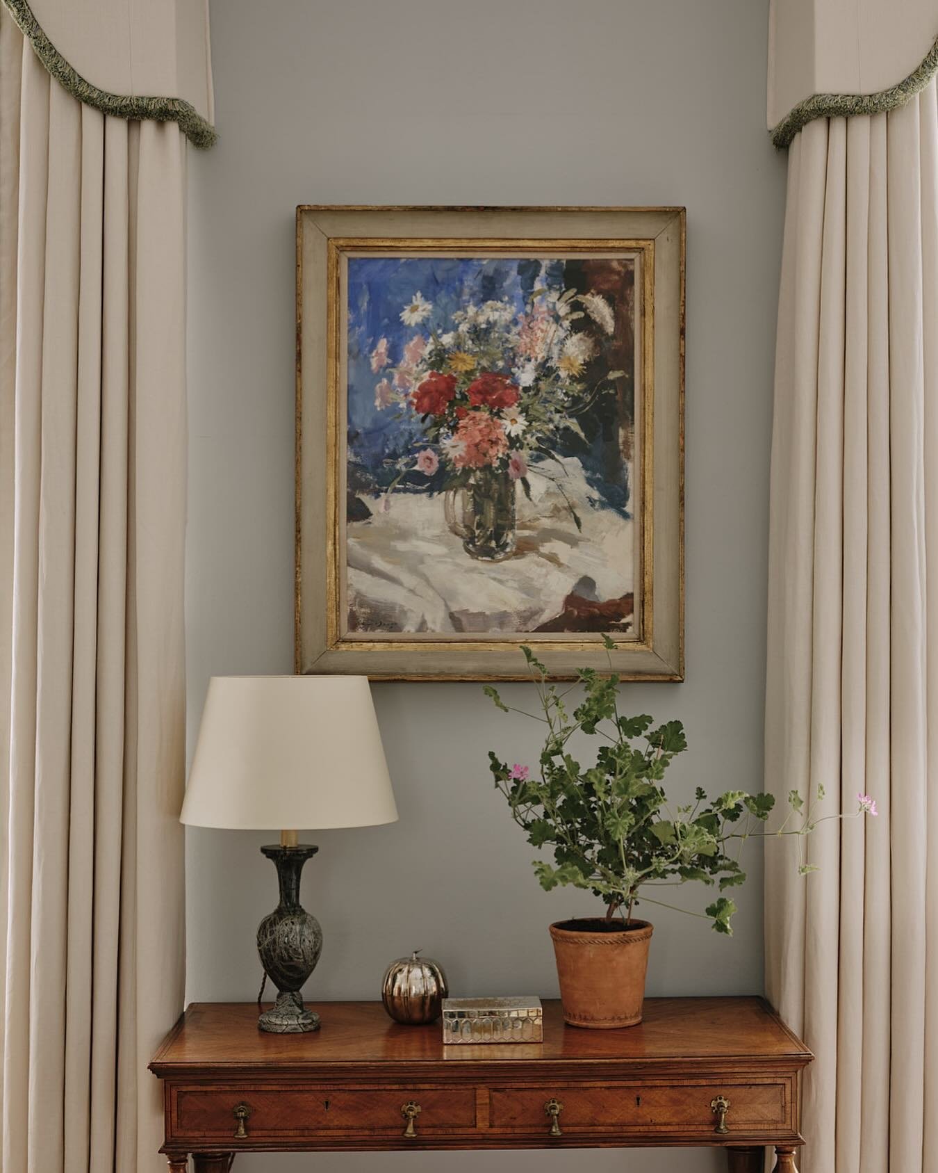 Finally feeling like summer is on its way.  With this London townhouse the clients had various inherited pieces such as this oak table, marble lamp base and wonderful Edward Seago still life. We love combining elements to make something fresh. 📸 @ho