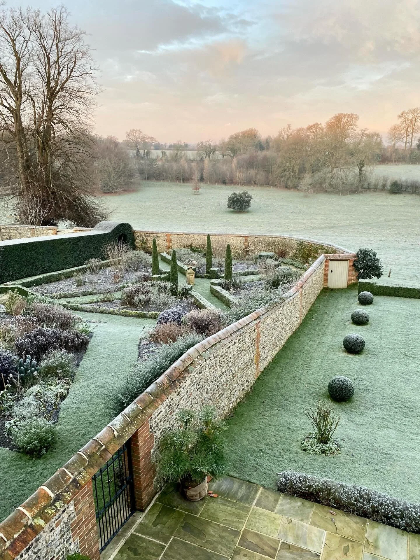 Frosty start.  #walledgarden #winterlandscape #inmygarden #nationalgardenscheme #ngshampshire