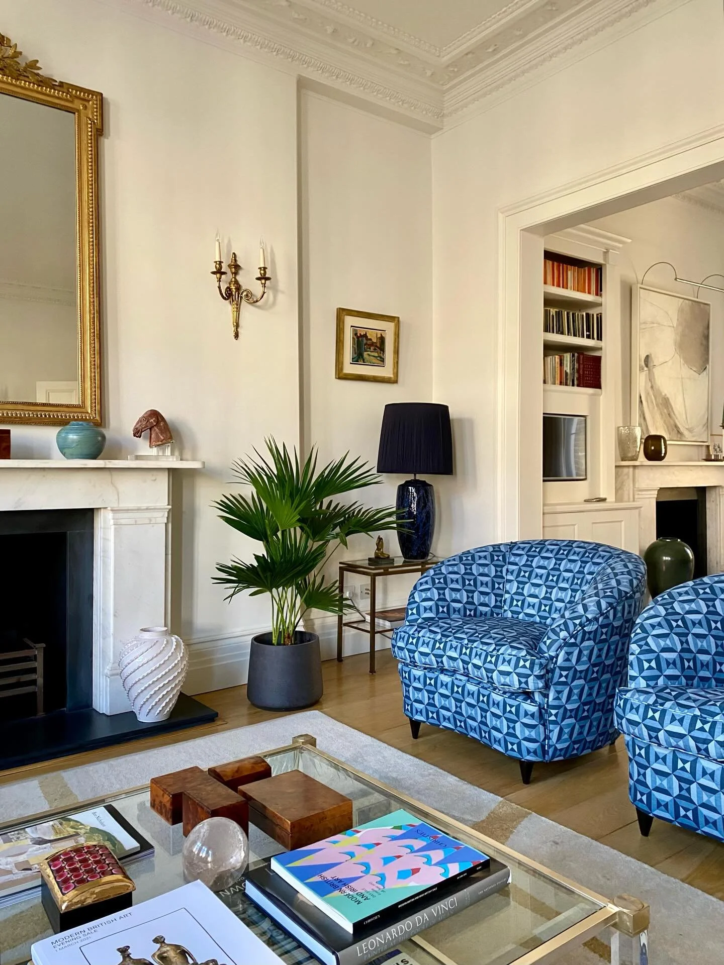 Rhythm and blues. Bold geometric fabric makes a statement on original Guglielmo Ulrich chairs from the 50s in one of our London projects. #londonhouses #interiordesign #sittingroomdecor #londoninteriors #howwedwell