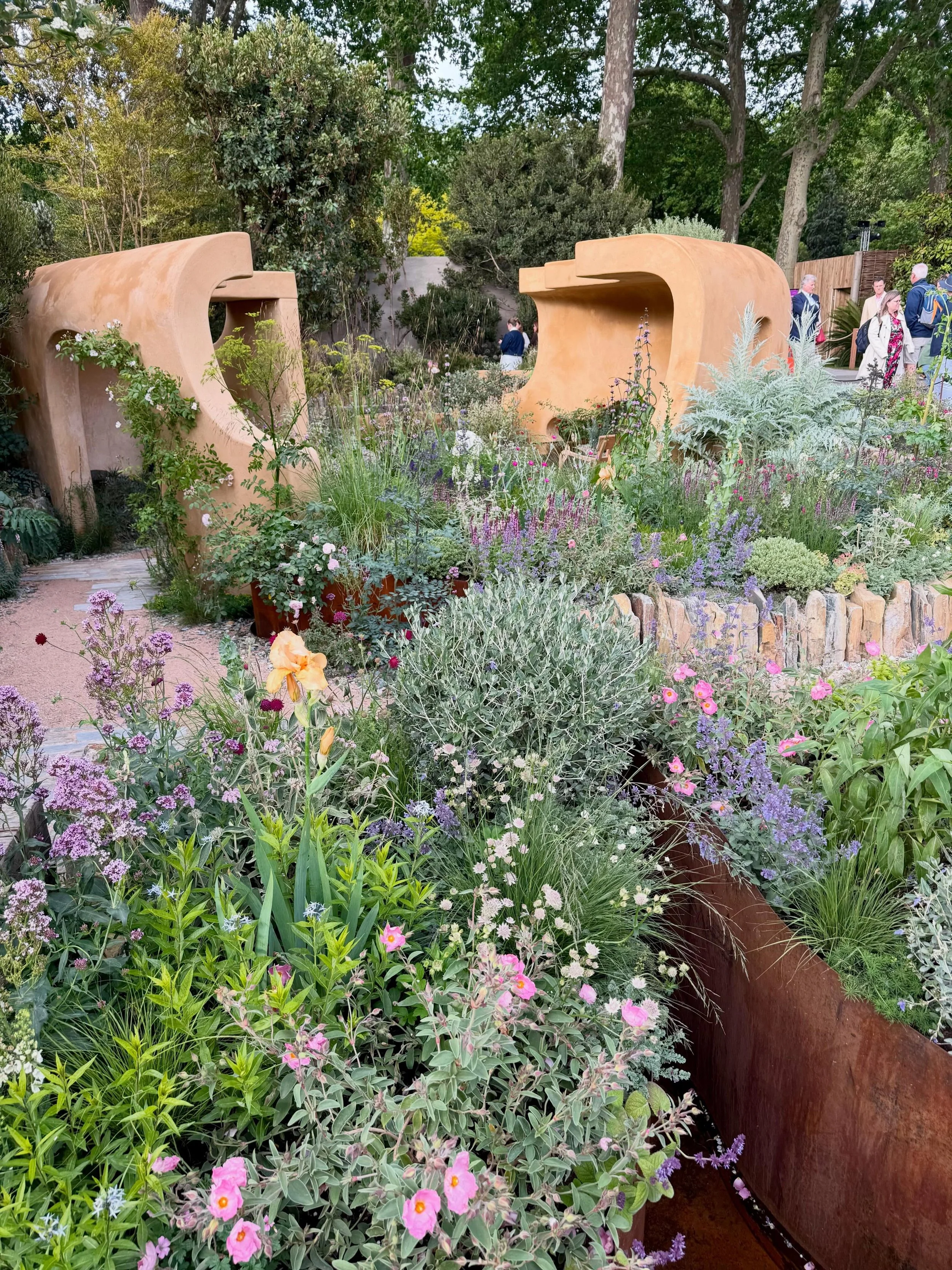 The buzz is back at @the_rhs Chelsea flower show after a few years in the doldrums. Whilst still showcasing charities thanks to the sponsorship of @project.giving.back, it felt that the focus had shifted back towards the actual gardens and the pleasu