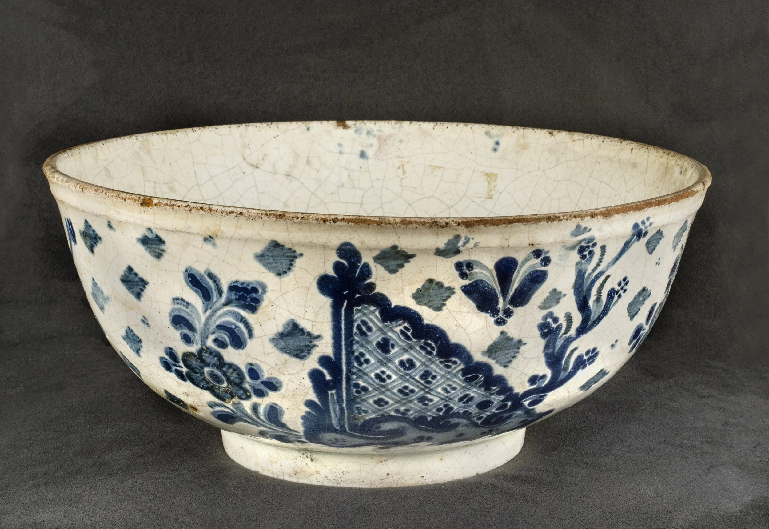 Mexican Talavera Poblana Ceramic, Low bowl decorated in Chinese taste