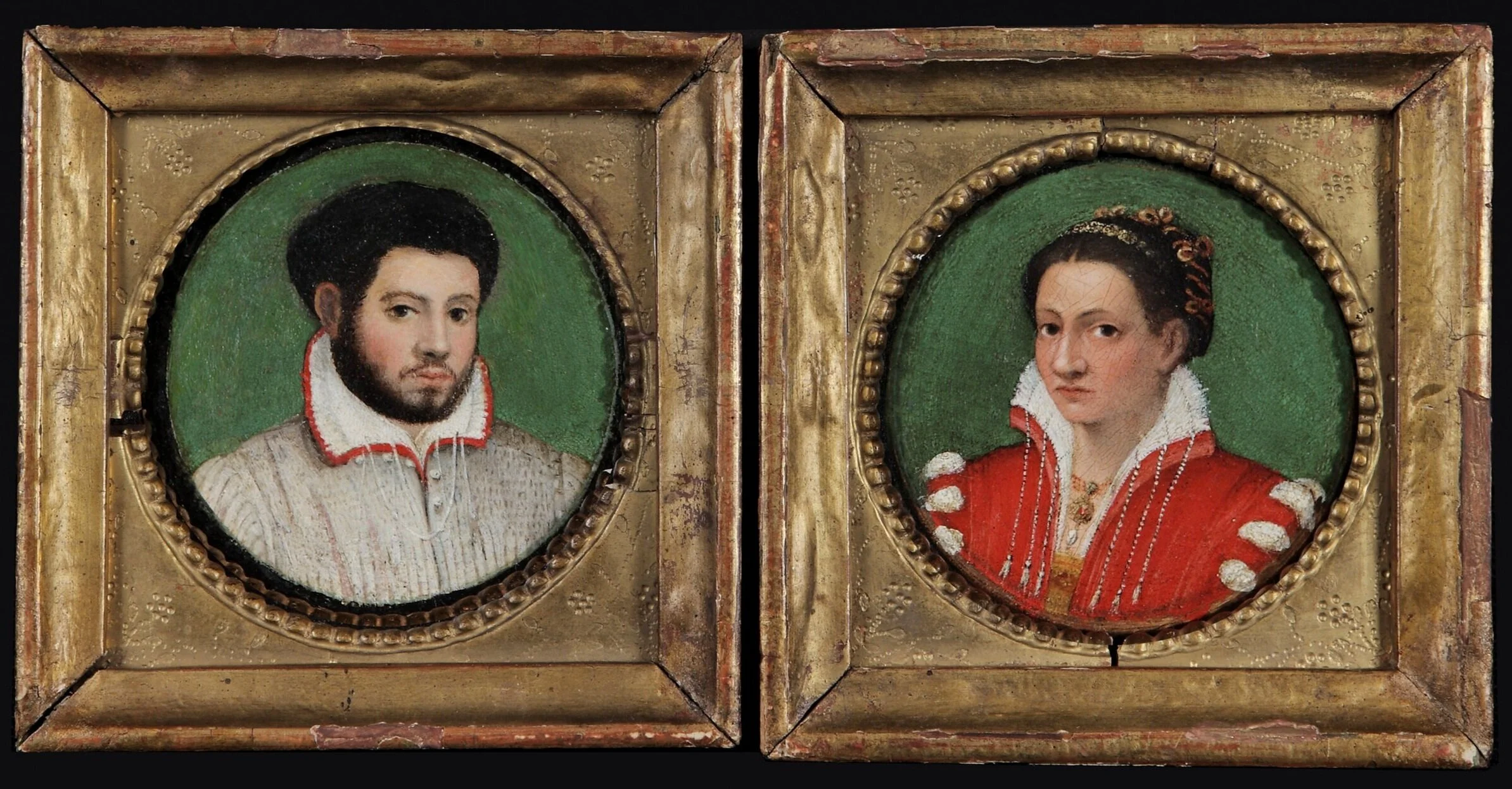 A man and a woman are depicted side by side in round reserves in gilded square frames.