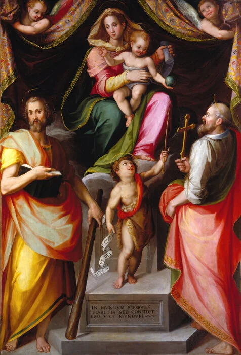 Pyramidal composition. The Virgin and infant christ in the center.