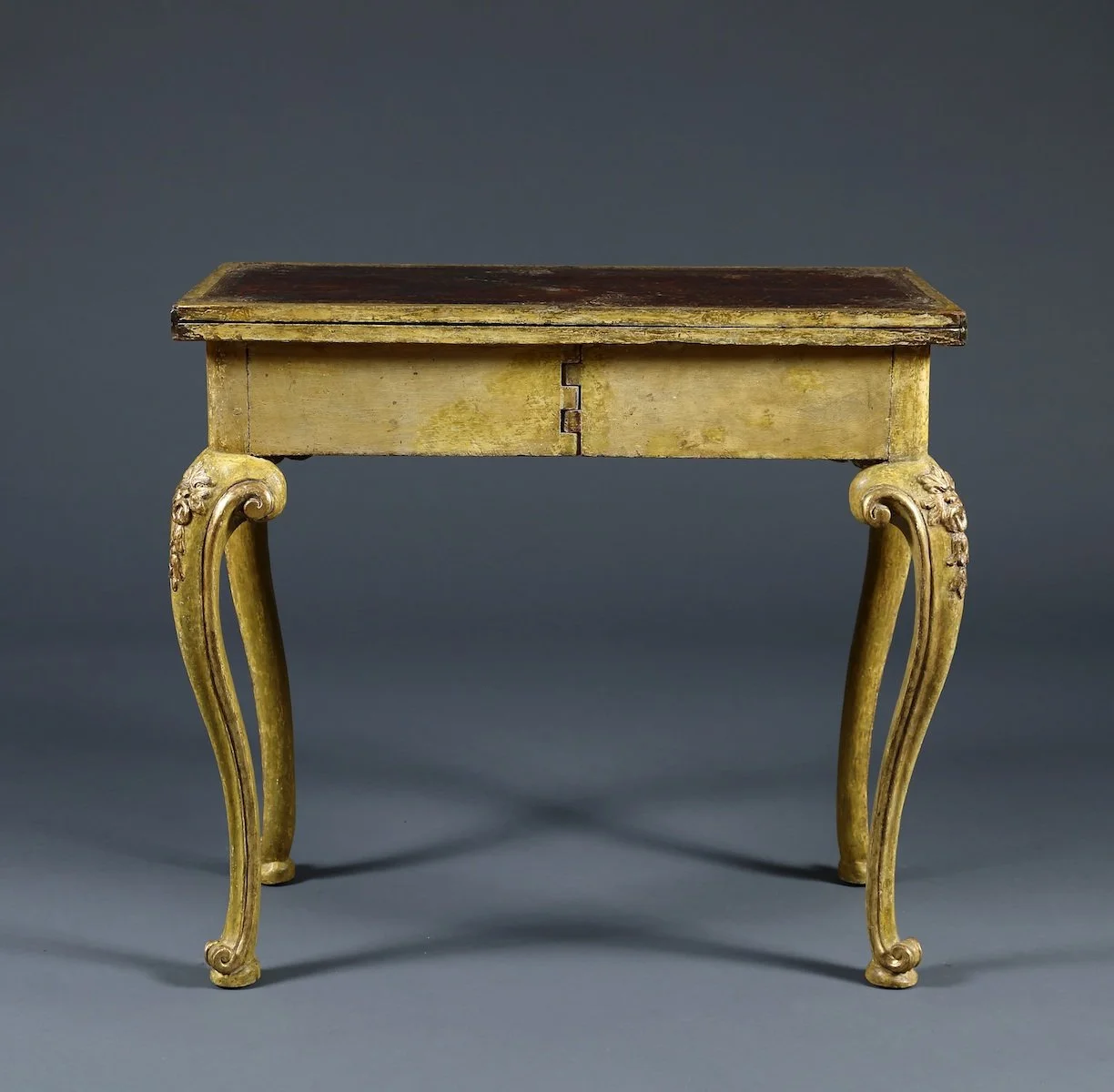 View of the present dressing table, closed