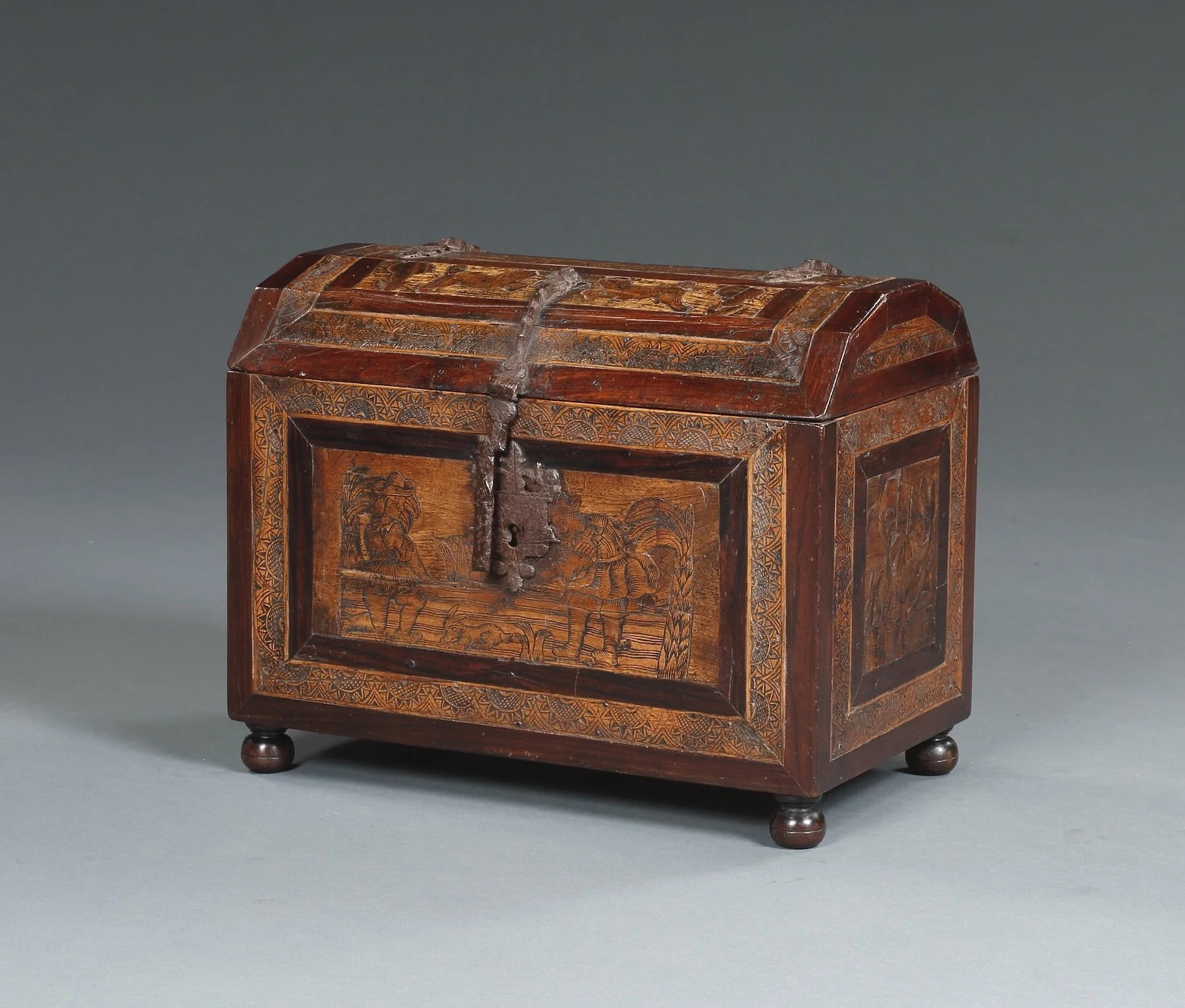 Quarter view of the coffer