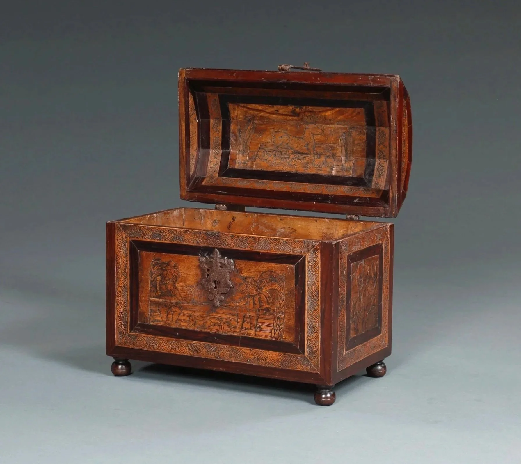 Inlaid and engraved coffer with its domed lid open