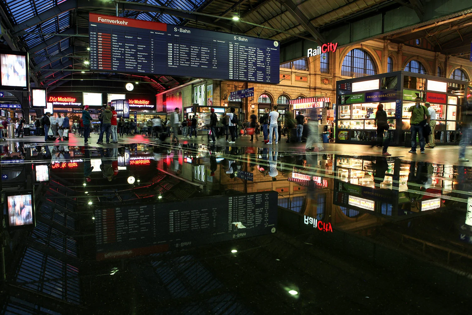 Die Halle des Hauptbahnhof Zürich nach einem starken Sommergewitter