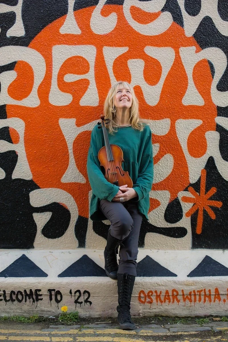 Julia Bishop (violin) and Paula Chateauneuf (lute)