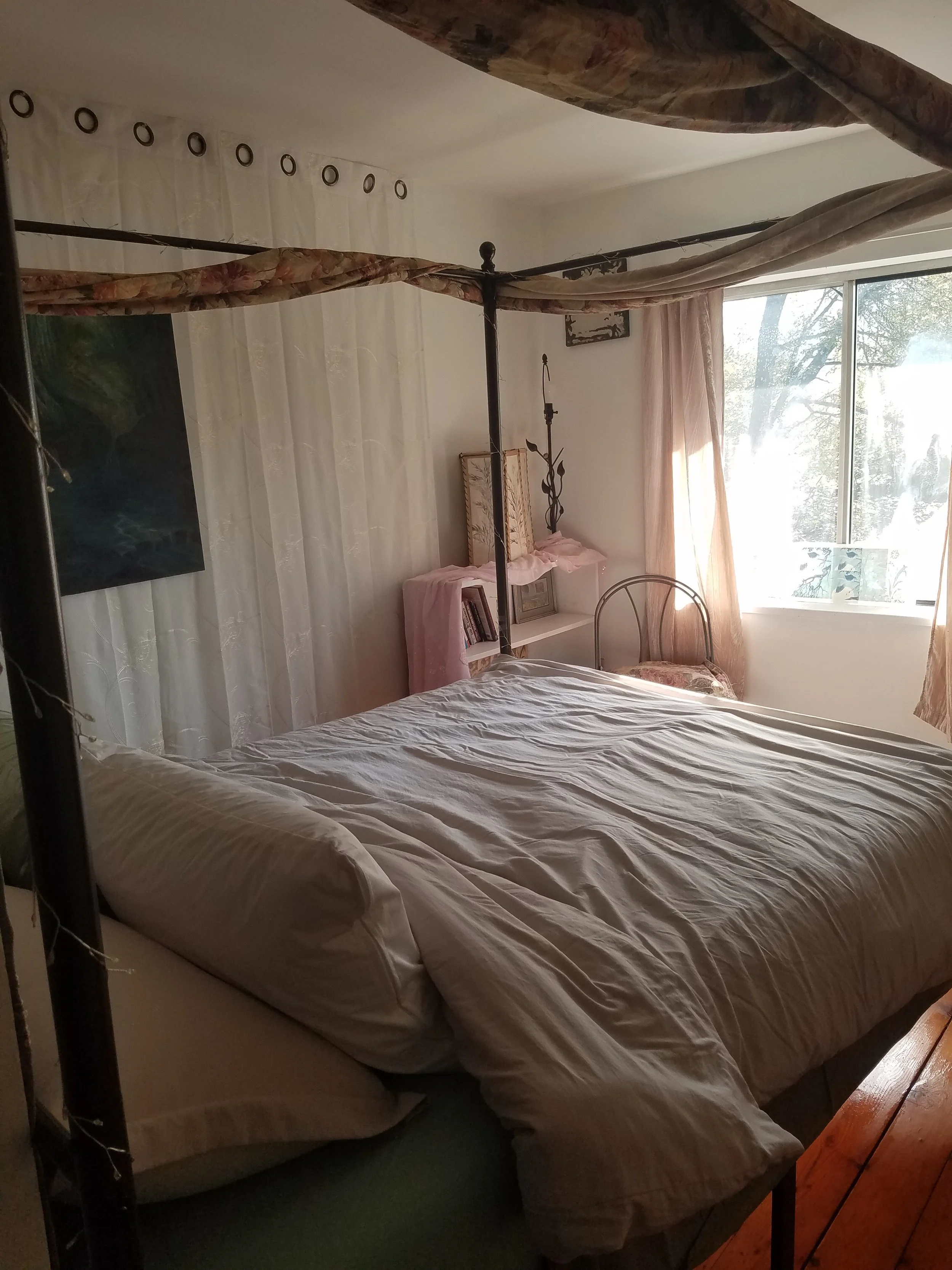 sophiaqueenbed.jpg