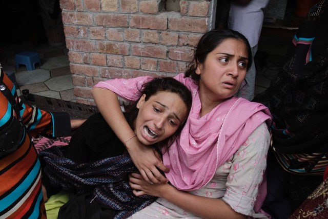 Christian women mourn dead relatives after church bombing in 2016 in Pakistan (M. Ali).jpeg