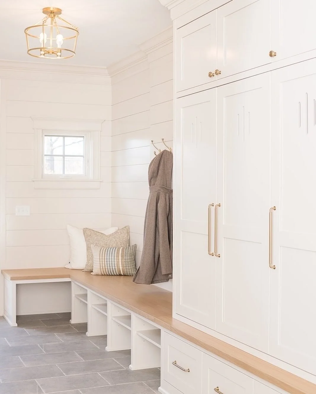 The goals for this mudroom: warm color palette, brass finishes, tile that will hide dirt, and a combination of open and closed storage. What are YOUR mudroom design goals?
⠀⠀⠀⠀⠀⠀⠀⠀⠀
#designingfavoriteplaces
⠀⠀⠀⠀⠀⠀⠀⠀⠀
Design: @grayoakstudio
Carpentry: