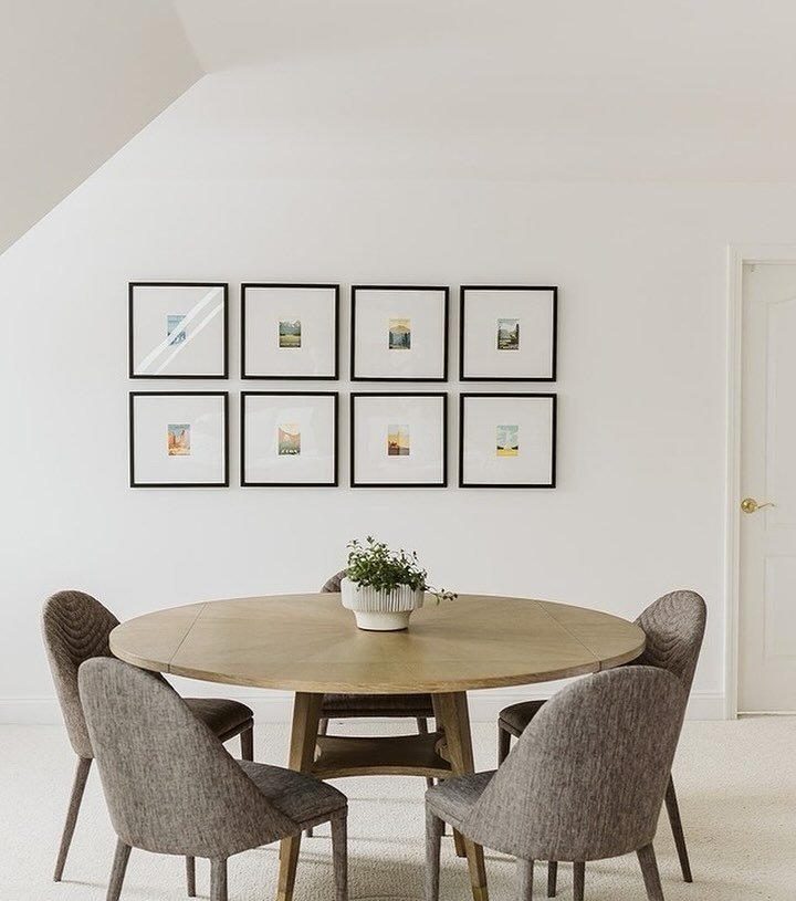 The function behind this dining table in the middle of a family room - puzzles, scrabble, snacks, drinks, card games. Sometimes it&rsquo;s a movie night, sometimes it&rsquo;s a Monopoly night. Do your Friday night plans include either?
⠀⠀⠀⠀⠀⠀⠀⠀⠀
#des