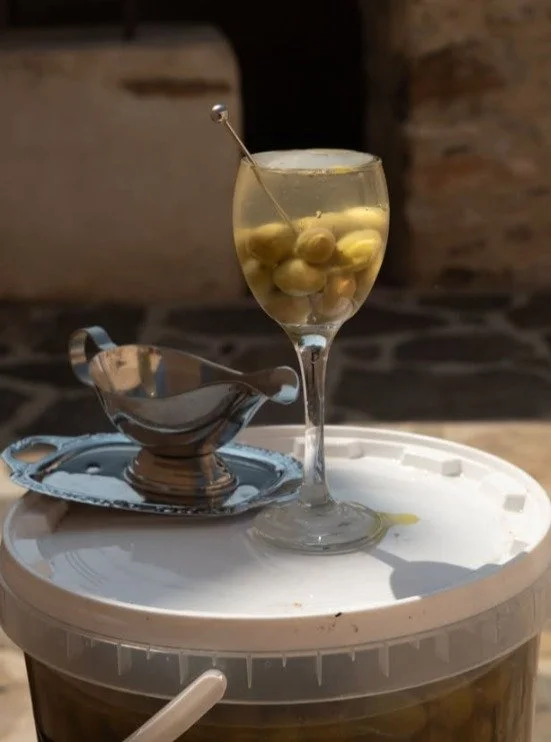 Absolute perfection 🍸🫒-- 📷: @herrlich.dining