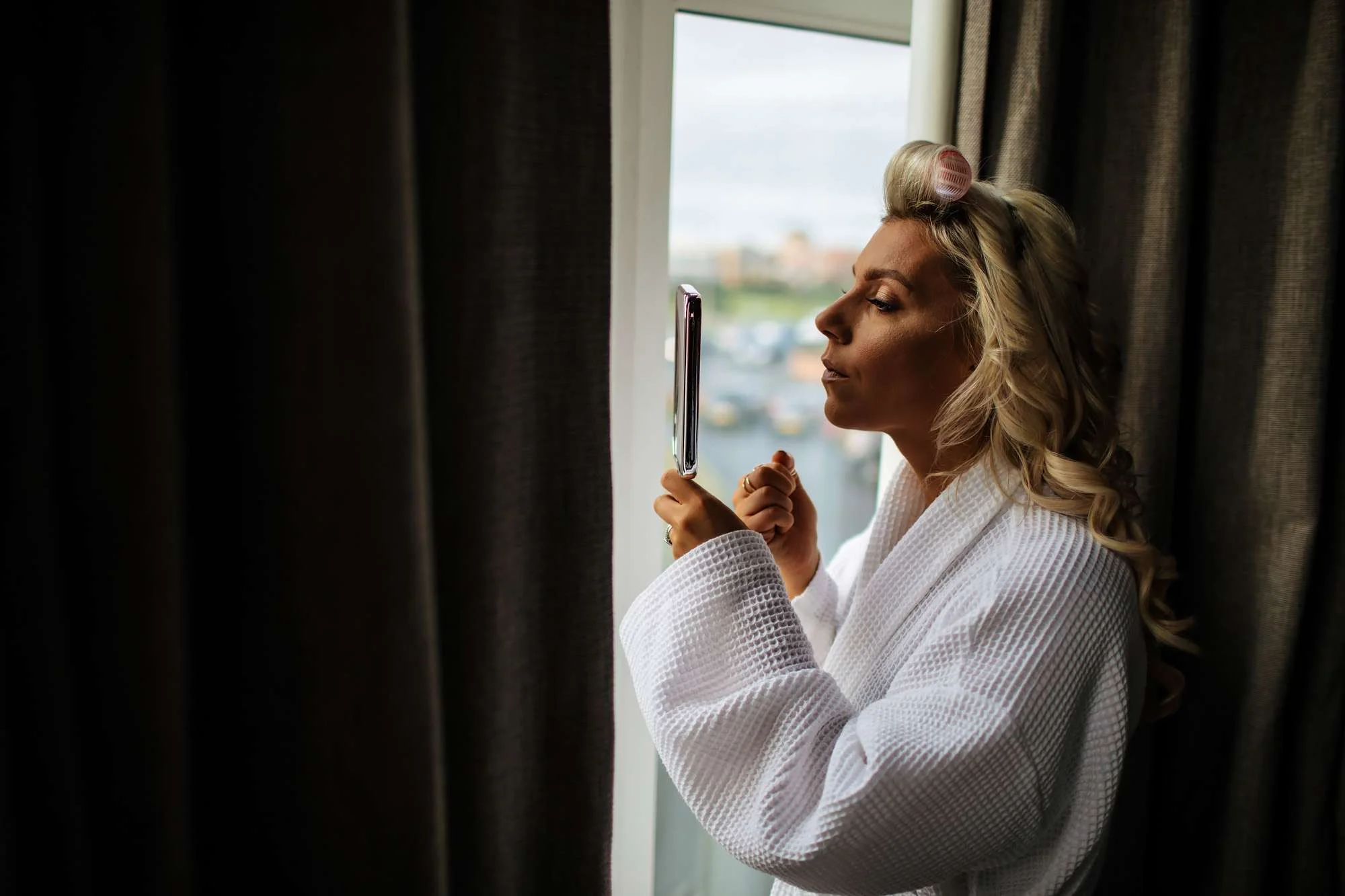 Bridesmaid doing her make up