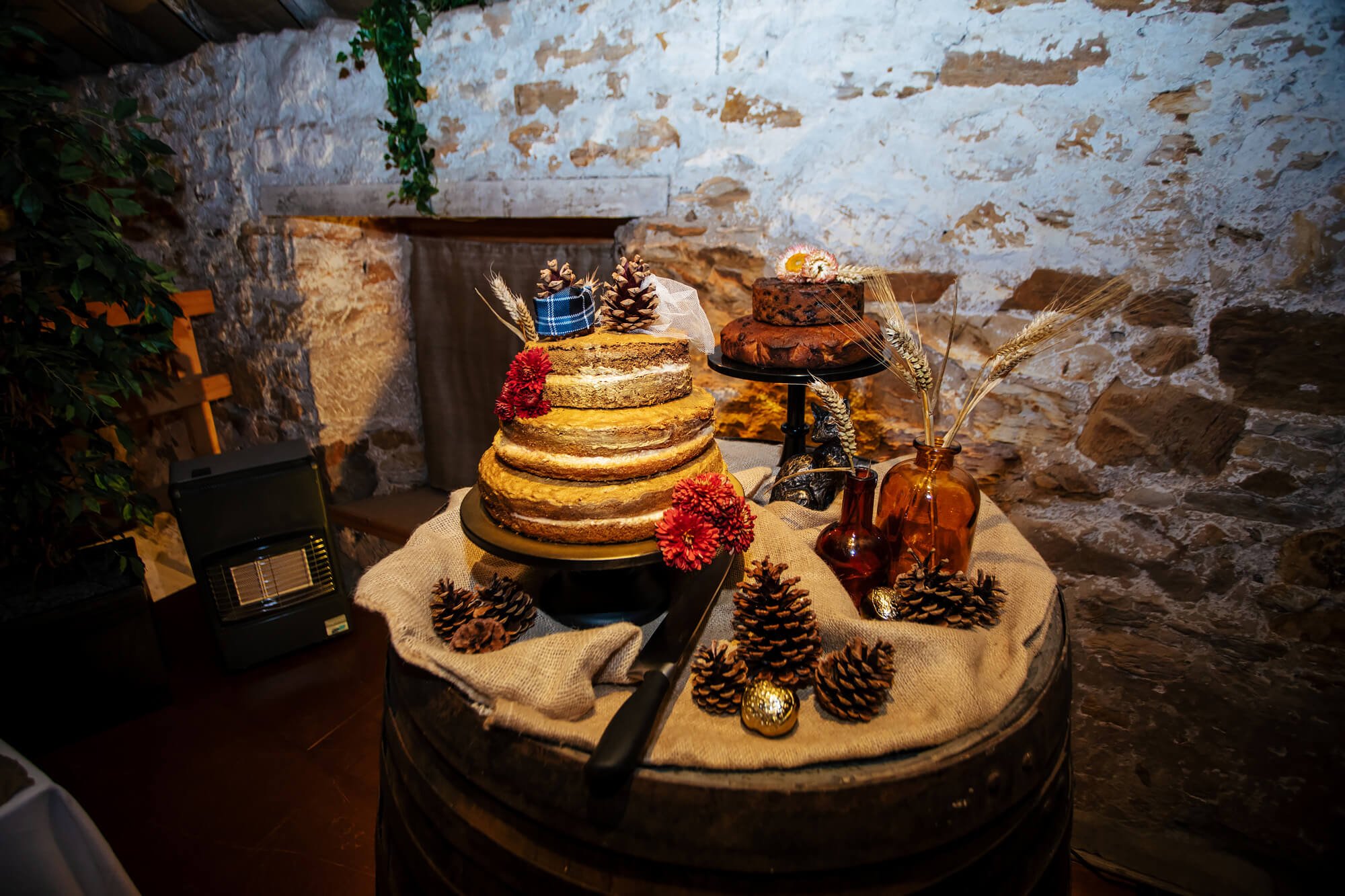 The wedding cake ready to cut