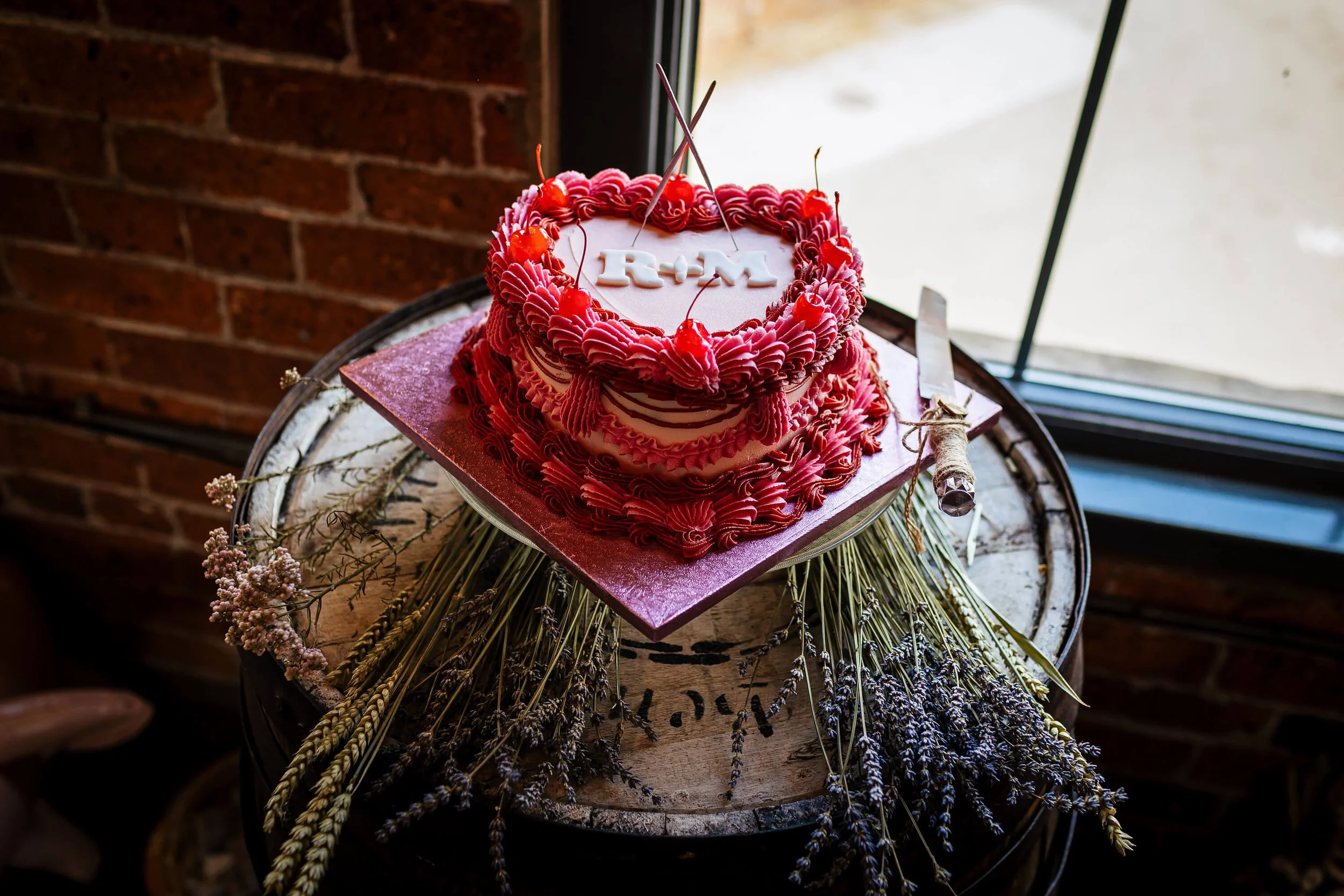 Cake beautifully decorated for a wedding