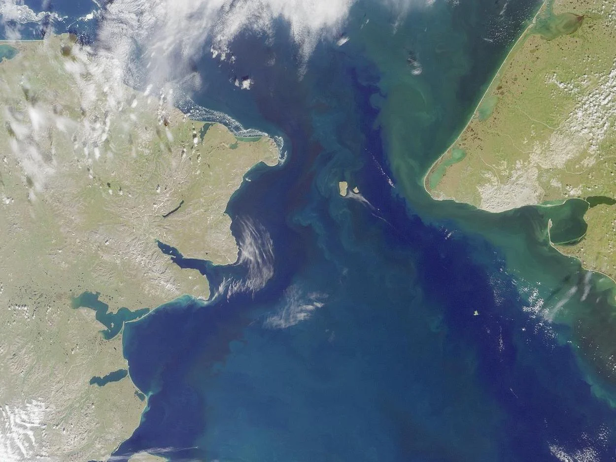 NASA satellite view of the Bering Strait with Russia to the left and the US (Alaska) to the right. In the middle are the two islands Big Diomede (Russia) and Little Diomede (USA). The International Date Line runs in between.