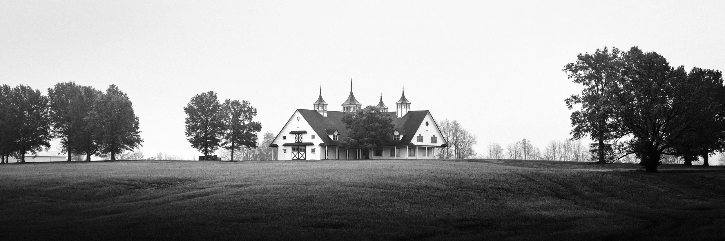 Black and white photograph of a barn in the Kentucky bluegrass countryside, by Ryan L. Smith