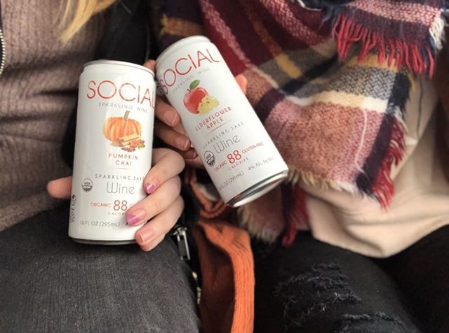 Get social this Friday with @socialsparkling. Try out the new Pumpkin Chai and the delicious Elderflower Apple Sparkling Wines with your bestie!
&bull;
&bull;
&bull;
&bull;
&bull;
#sparklingwine #bubbles #bubblywine #wine #winetour #sauvignonblanc #b