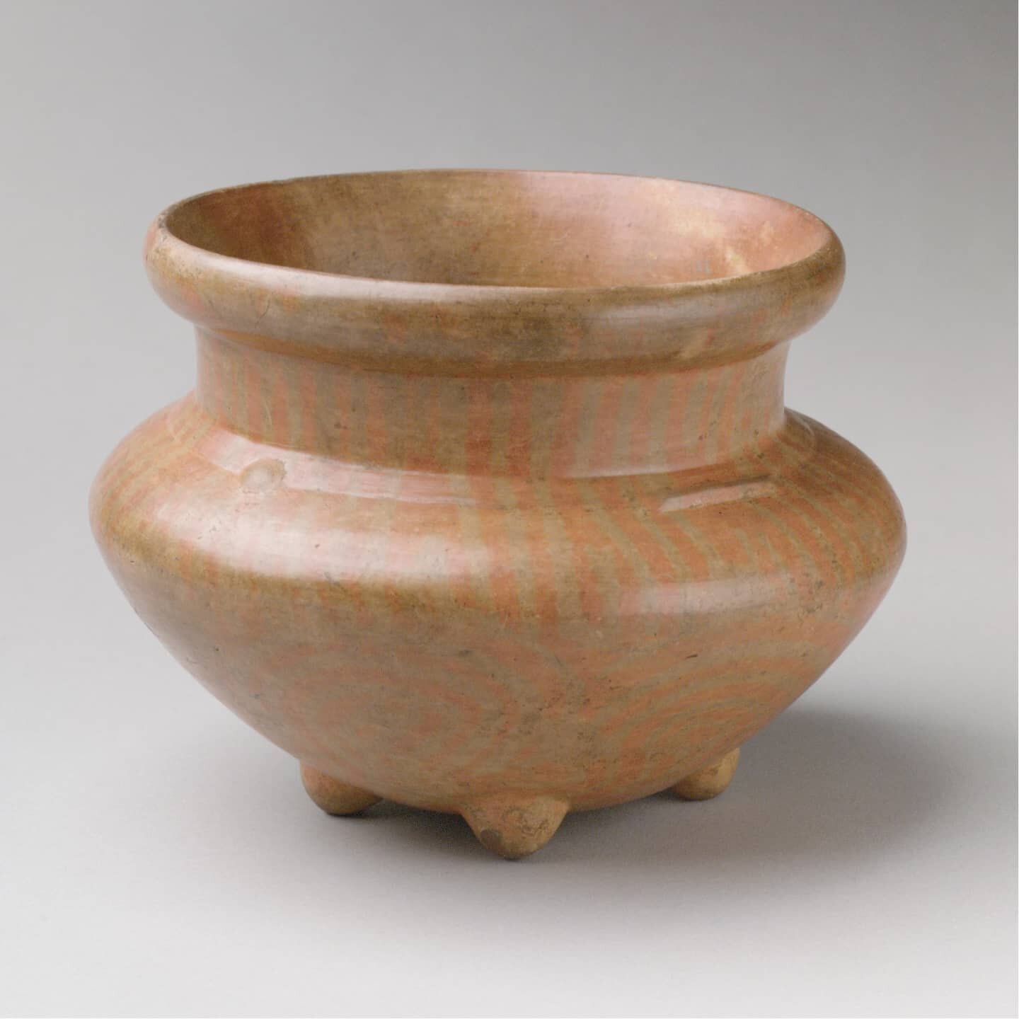 Usulutan is a type of pottery decoration that originates in El Salvador. This first picture shows a jar from Guatemala with Usulutan decoration in the @metmuseum collection. The next pictures show pottery fragments from Cotzumalguapa, Guatemala, in t