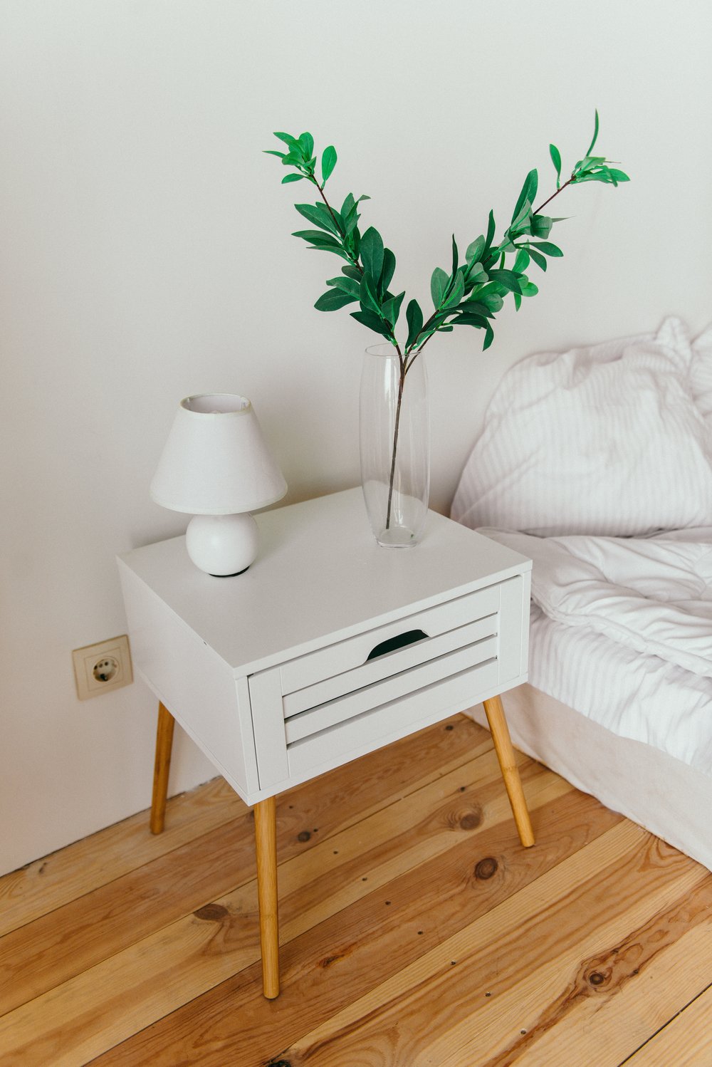 apartment-bed-bedroom-2082092.jpg