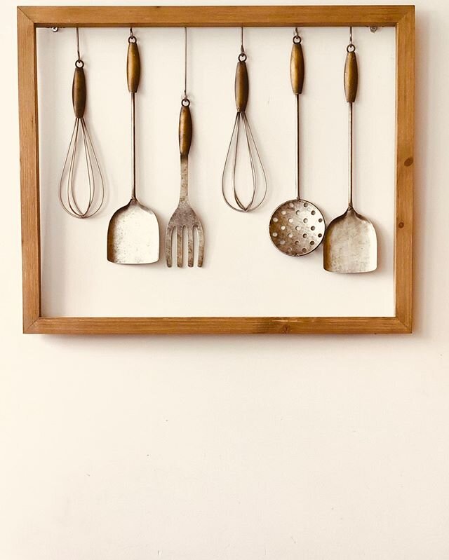 We love a good heirloom display in the kitchen. Perhaps you have an antique rolling pin collection passed down to you from your grandmother, or a prized recipe framed for safe keeping. Tell us how you cherish inherited kitchen pieces in your home! #c