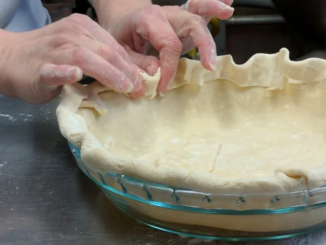 Crimping technique for pie crust