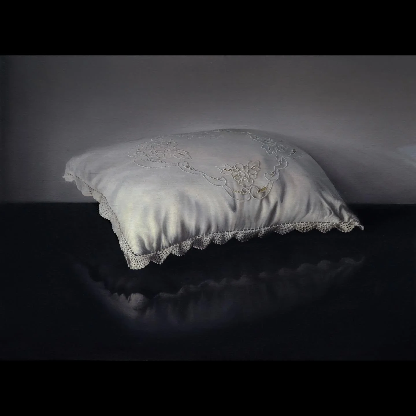 Pillow with Black Table, oil on linen mounted to panel, 22" x 30"
.
.
.
#davidstanger #davidstangerstudio #contemporarypainting #oilpainting #naturamorta #stilllife