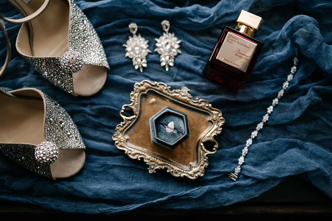 A gorgeous royal blue details flatlay for your enjoyment.

@samturchinphoto @villadelsoldoro