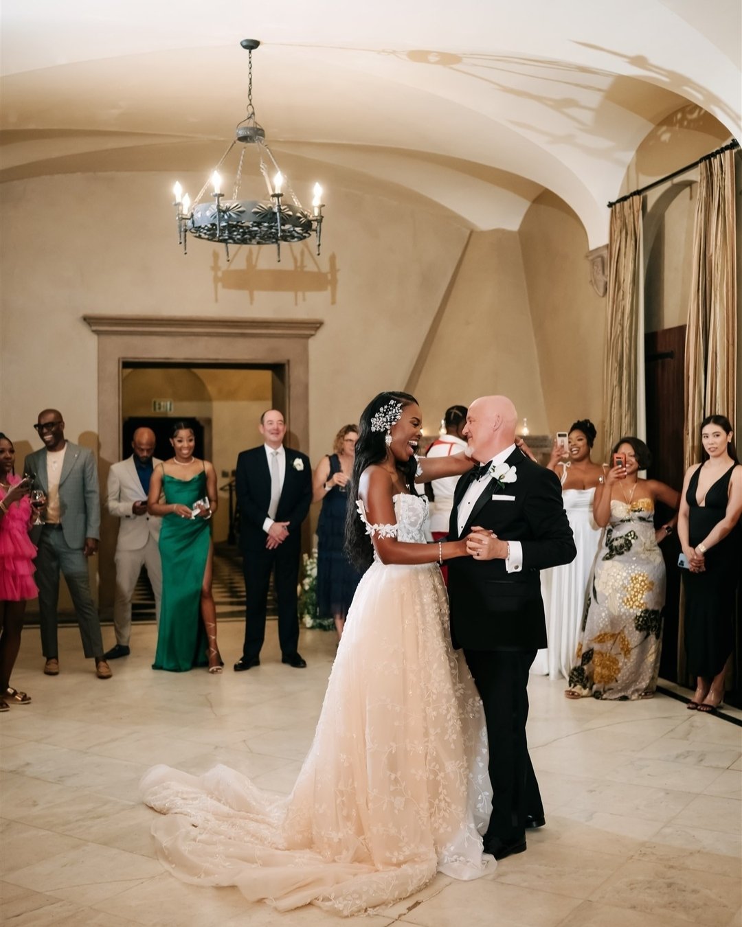 At @villadelsoldoro, you have the option of having your dance floor either indoors or outdoors. K+D chose to have theirs indoors in the long ballroom space with their guests surrounding them in love. Such a sweet moment for these newlyweds. 

@villad