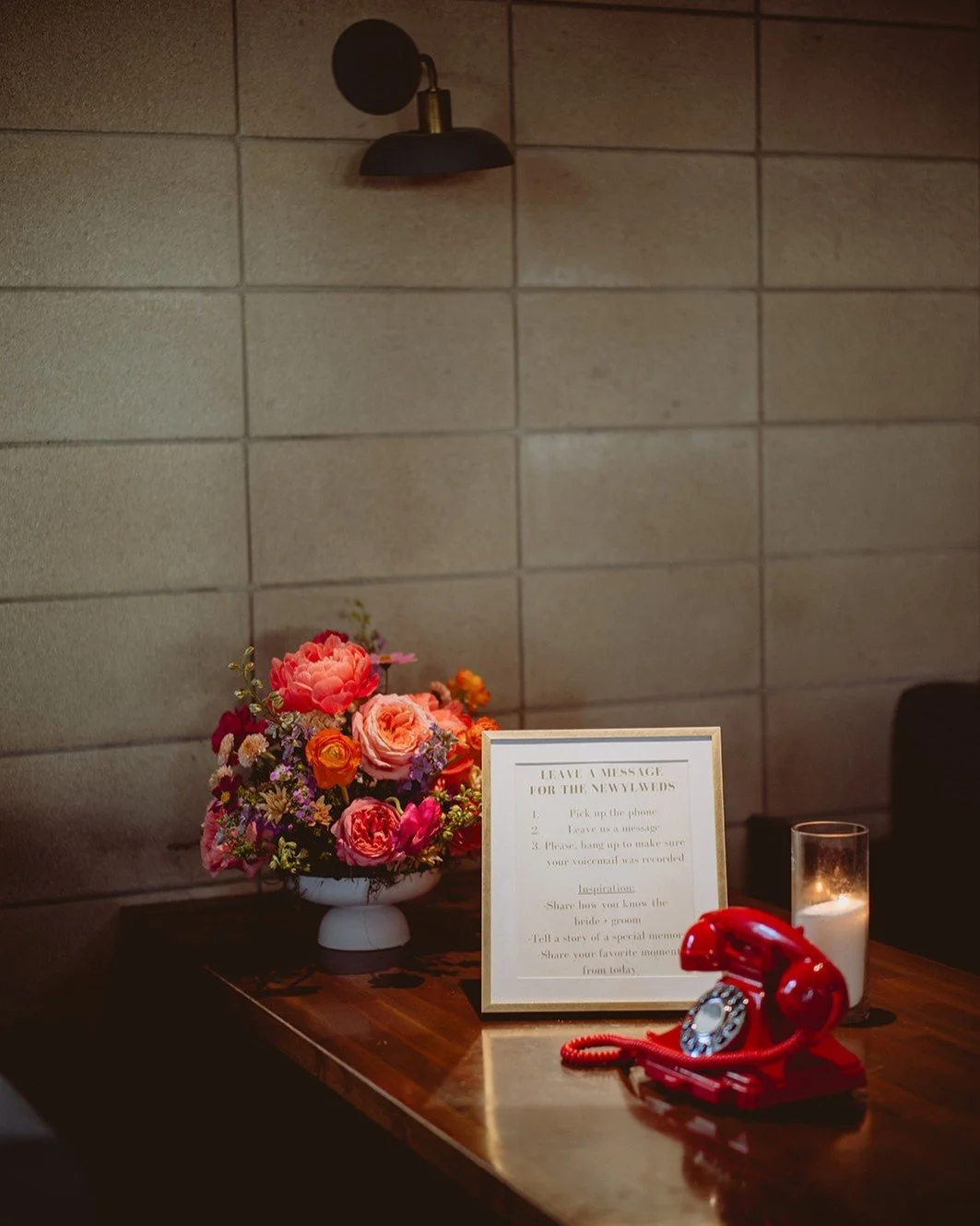 Elevate a simple display area with a nice picture frame and a floral piece. Super simple to do and it immediately brings attention and focus to a space that might otherwise be overlooked or ignored. 

@birdiegsla @afabsoiree @ixoraflorist @teribphoto