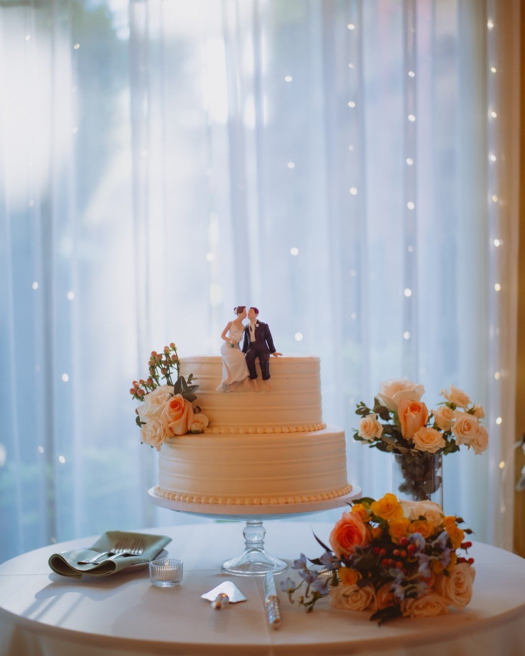 The cutest cake topper for the cutest couple. I love when the little details reflect the newlyweds so well.

@thecastlegreen @afabsoiree @littlelilyskitchenla @susiecakesbakery @dartcollective @flowersbysharen @veraflor_artistry @teribphotography @pi