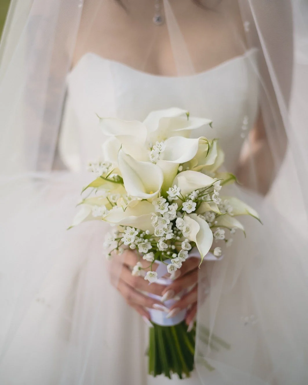 Bouquets come in all shapes and sizes, and I am really loving the small and petite sized bouquets because LOOK at this cute beauty! She is dainty but still gorgeous and she didn't take away at all from our bride's look that day. Really just a lovely 