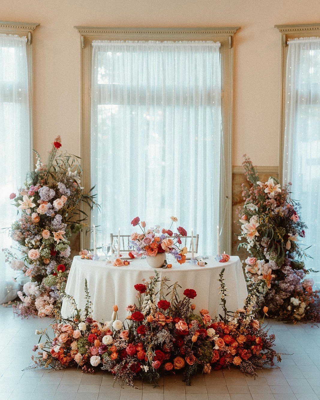 A lush a vibrant floral-scape for H+H's sweetheart table setup. So many pretty colors and stems all in one! 

@thecastlegreen @littlelilyskitchenla @flouringla @secondsong_official @_butterbakery @foxglove_losangeles @braidedbytarah @madisonvailmakeu