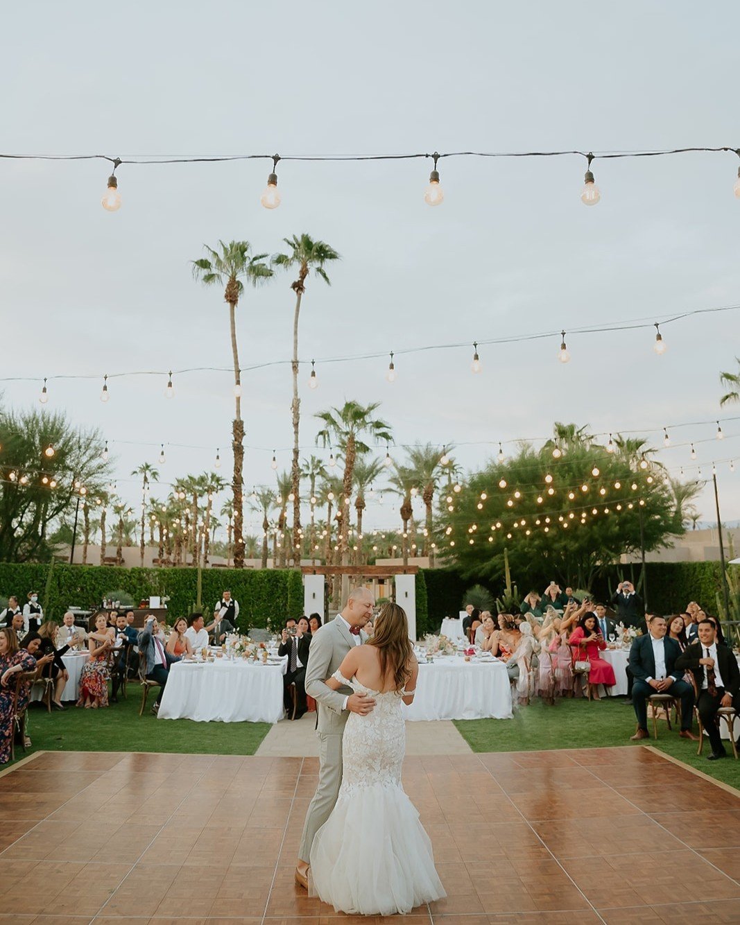 A first dance under the desert sky and twinkle lights is a great place to hold one! C+L did their day right with inviting all their loved ones to celebrate their union with a mini getaway to our favorite @hyattindianwells. 

@exquisitedesserts @deser