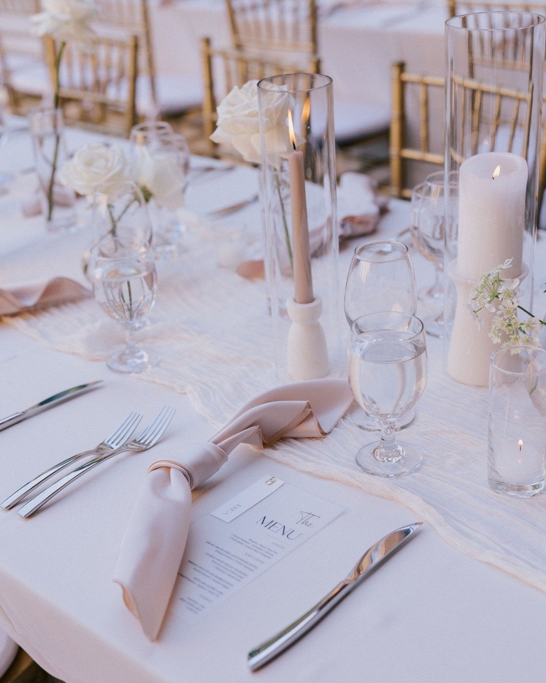 Details! I love a good set of details on wedding day, especially when it comes to dinner and place settings. 

What do you plan to incorporate for your meal / place setting decor? 

@villadelsoldoro @littlelilyskitchenla @sugar_kane_bake_shop @extrem