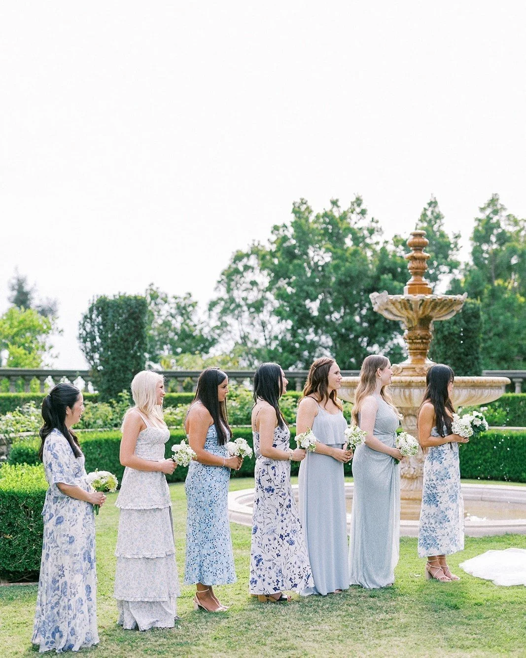 I am still in love with the mismatched dress trend for our bridesmaids. It's easy for our brides because all they have to do is give them a color and maybe a pattern, and the girls do the rest! Chef's kiss! 

@greystonebh @fundamentalevents 
@tempoed