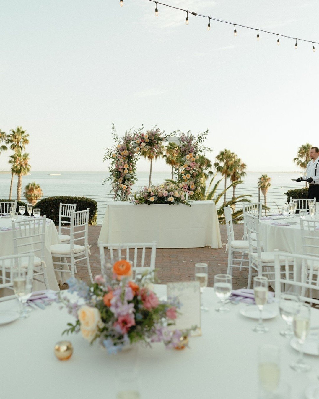 What a great view from this seat - of both the sweetheart table and the ocean behind them! Not a bad seat to be found here at our favorite Long Beach Museum of Art. 

@lbma_events @clairesatthemuseum @afabsoiree @artsybakes_bymana  @lootre @secondson