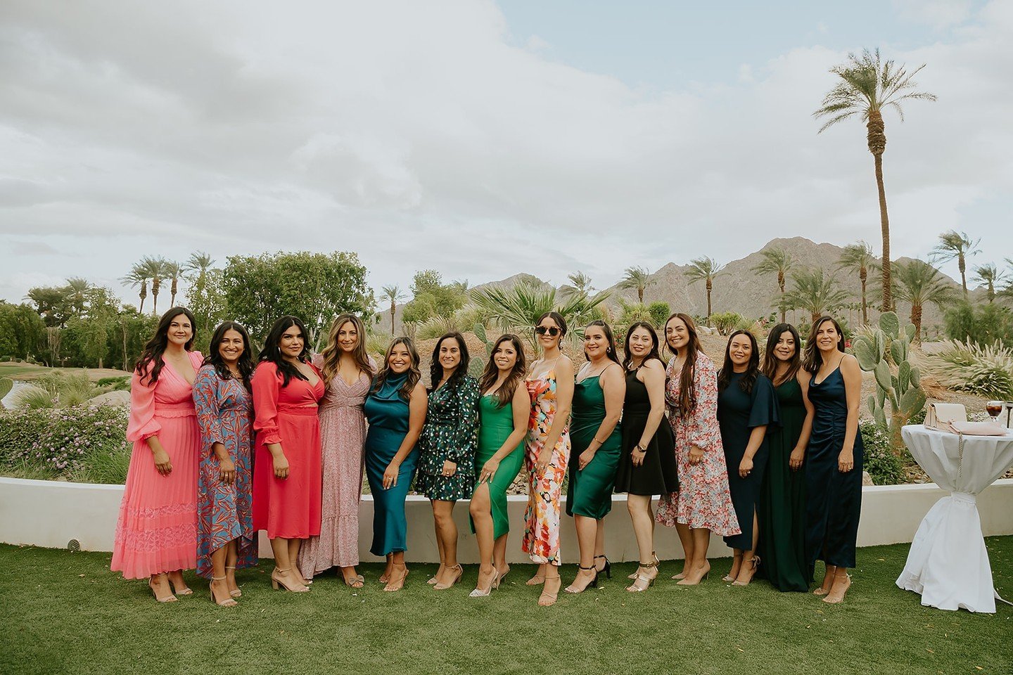 When your guests understand the assignment, it makes for beautiful photos! Like this beautiful group of gals at C+L's wedding in the desert. Still one of our faves! 

@hyattindianwells @exquisitedesserts @desertdjentertainment mariachilospalmeros
@su