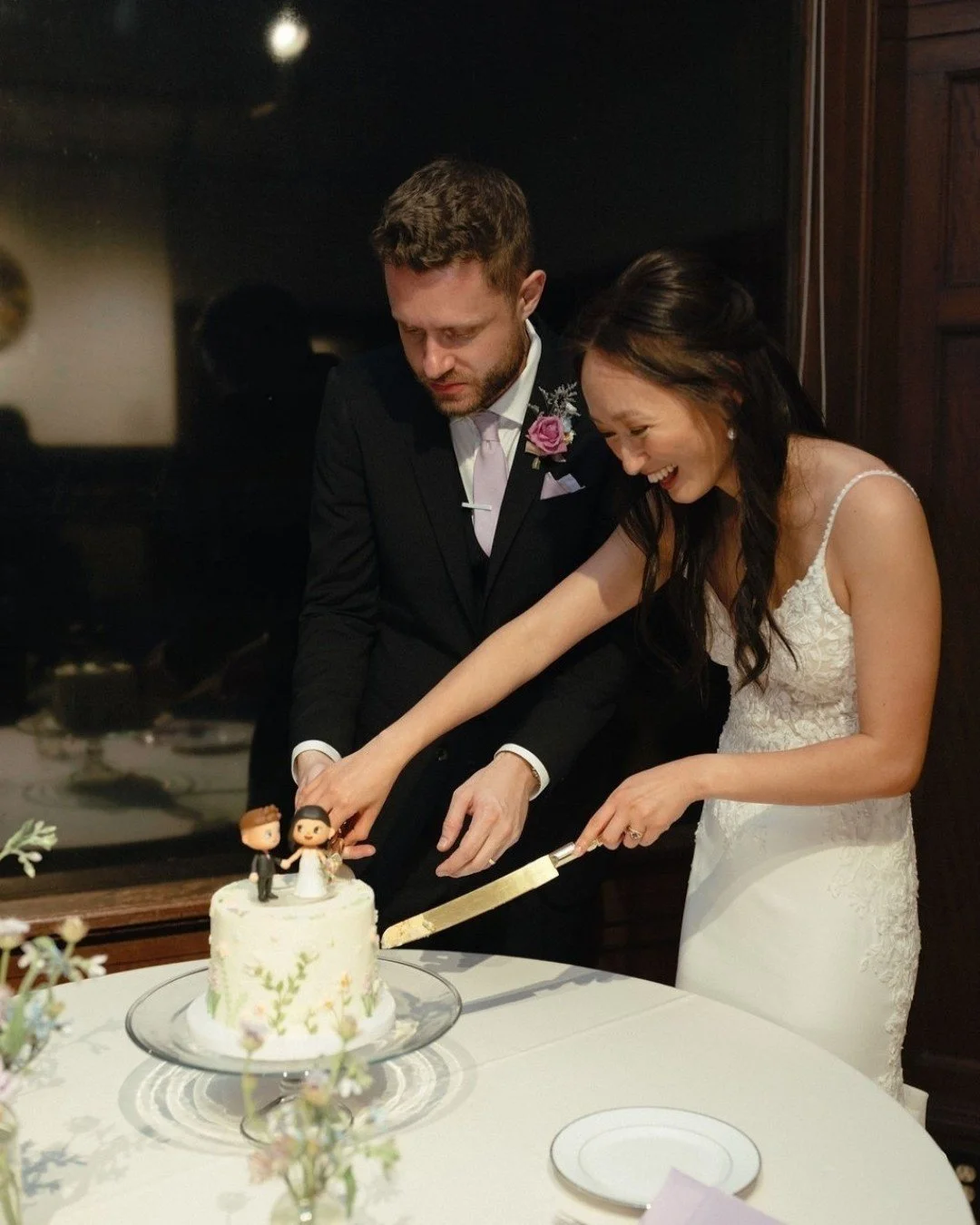 At Long Beach Museum of Art, when you cut your cake you can do so privately. They like to call this a "Sneaky Cake Cutting" which I love! 

Our sweet couple here enjoyed their sneaky cake cutting while guests continued with dinner outdoors.