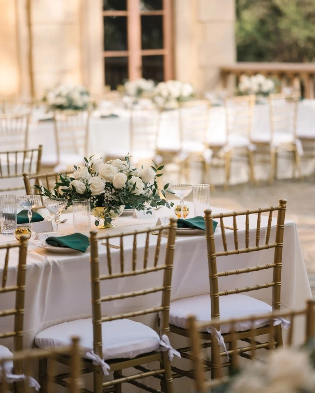 White, green and gold accents are some of my favorite color combinations together. And at our favorite Villa Del Sol D'oro, they tie in with the space very nicely. Simple but beautiful! 

@villadelsoldoro @afabsoiree @fundamentalevents @portosburbank