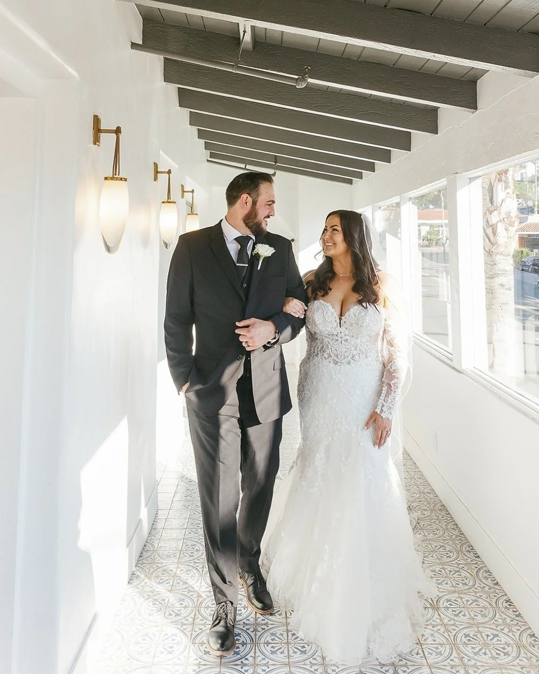 Love is in the air! And it certainly was on this special couple's wedding day. One of my favorite snaps of this cute pair. 

@agapesanclemente @afabsoiree @itsdjbmo @revealhairandmakeup @oliviasmum @lisettegatliff @stephanieslinens @cedarsparking