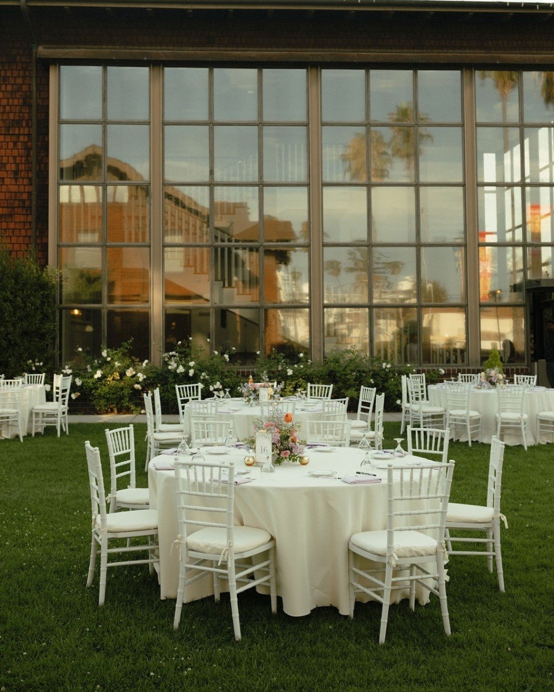 We love our al fresco receptions at Long Beach Museum of Art because while you're surrounded by art, you're also near the ocean which is honestly my favorite place to be. 

@lbma_events @clairesatthemuseum @afabsoiree @violettesflowers @madelinebarrp
