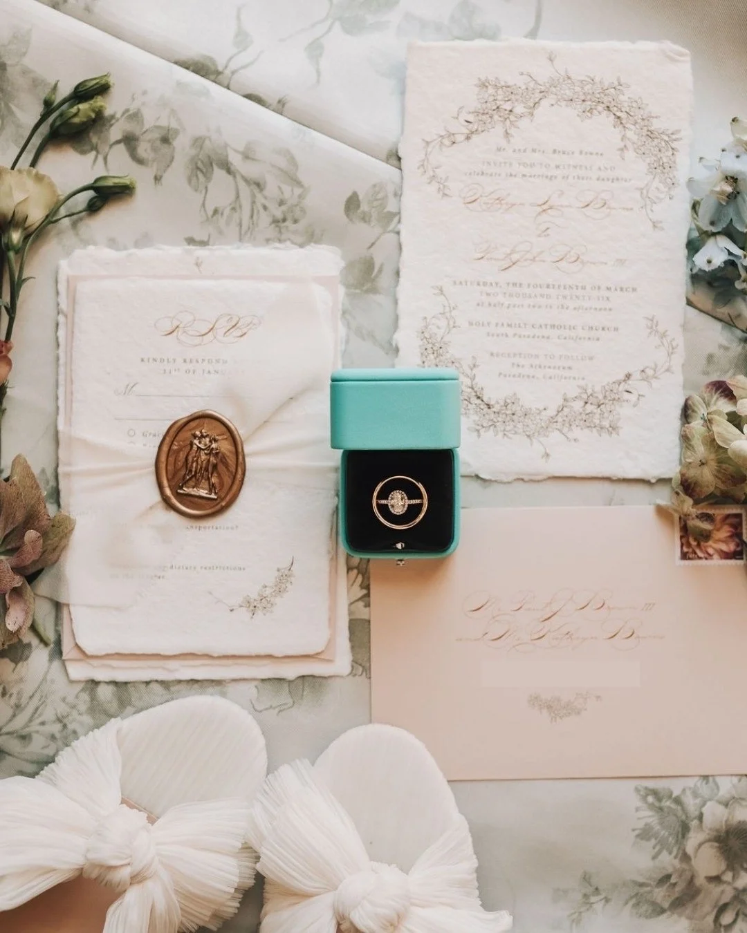 A romantic flat lay for a romantic couple. The bride put in so much thoughtful detail into her invitation suite, and I love a good DIY. I&rsquo;ll never tire of seeing beautiful details like these. 

@caltechathenaeumweddings @afabsoiree @ixorafloris