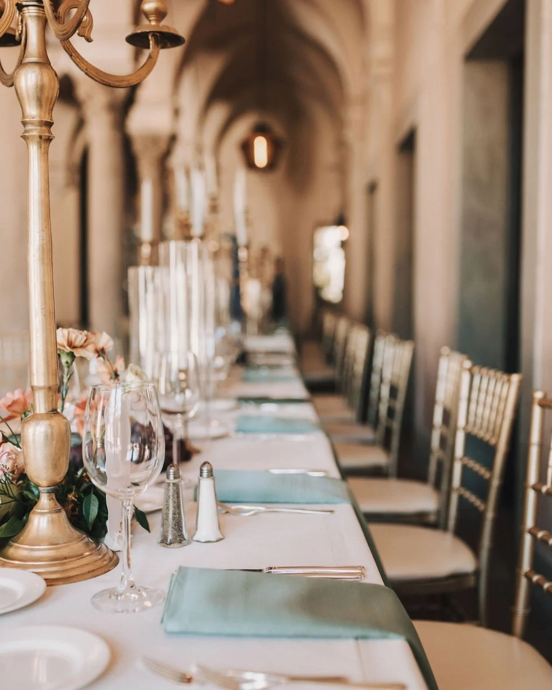 We're still seeing the mix of rectangle and round tables at weddings, and I personally love a long rectangle table and the endless opportunity for style and decor. What are you leaning toward for your big day? 

@caltechathenaeumweddings @afabsoiree 